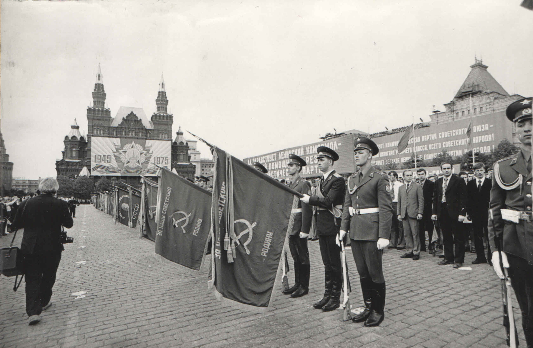 Парады Победы в фотохронике: новые материалы Главархива Москвы загружены в систему «МЭШ»