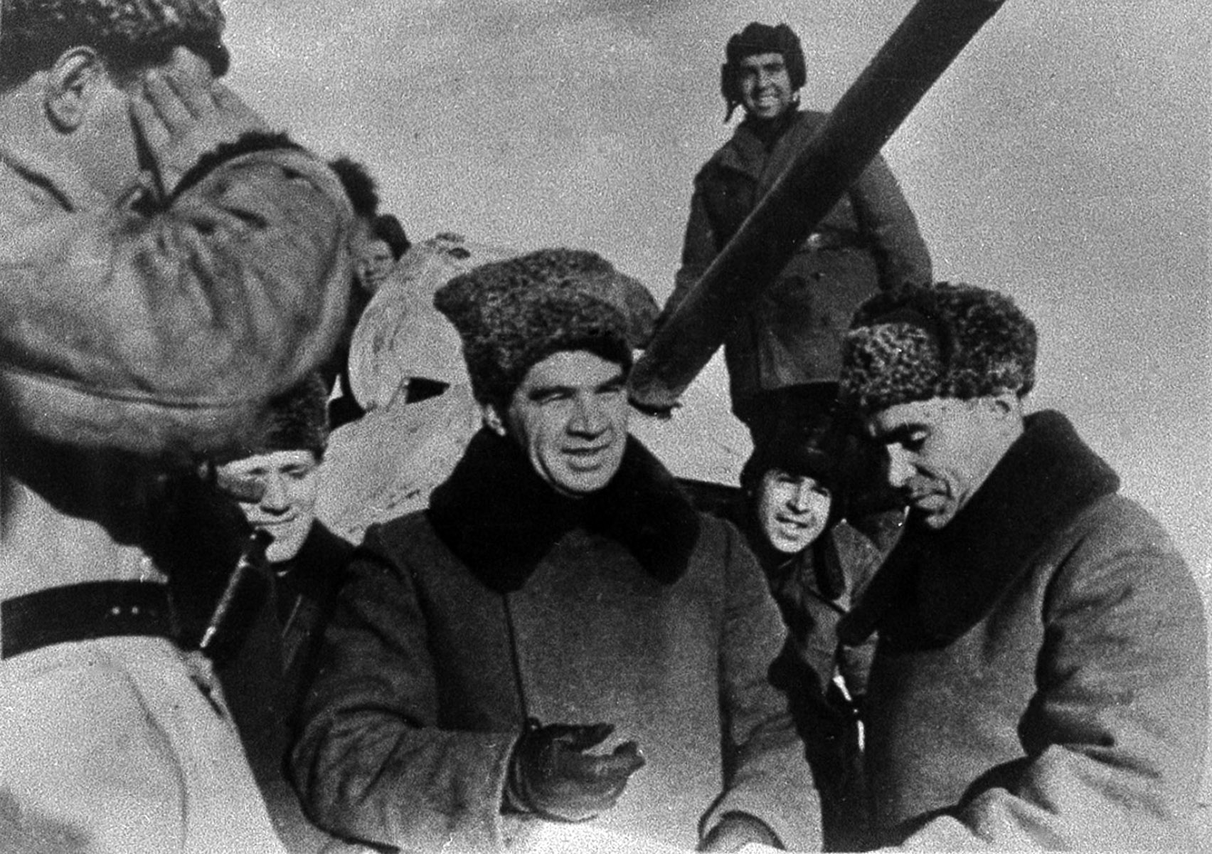 знакомит с документами военачальника Василия Чуйкова