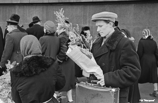 Фоторепортаж "Накануне 8 марта". "Дарите женщинам цветы!". Фото Ю.Д. Королёва. Москва. 1950-е гг. Главархив Москвы.