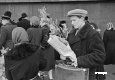 Фоторепортаж "Накануне 8 марта". "Дарите женщинам цветы!". Фото Ю.Д. Королёва. Москва. 1950-е гг. Главархив Москвы.