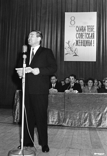 Во время вечера, посвящённого Международному женскому дню 8 марта, в Центральном доме культуры железнодорожников. Фото Т. Короткиной. Москва. 04.03.1966г. Главархив Москвы.