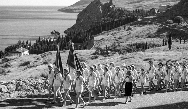 Фотографии знакомят с жизнью детей в пионерском лагере «Артек» в 1930–1980-е годы.