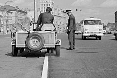 Трактор для дорожной разметки: Главархив — о новинке 1955 года на столичных улицах