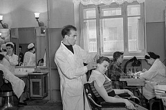 Модельные стрижки, шиньоны и обслуживание вне очереди: Главархив – о повышении качества работы парикмахерских в 1950 году